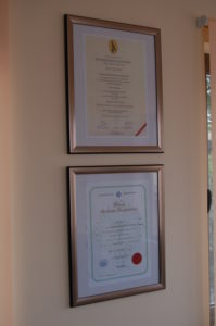 Πτυχίο Ιατρικής (Πανεπιστήμιο Ιωαννίνων) και Τίτλος Ειδικότητας Καρδιολογίας.